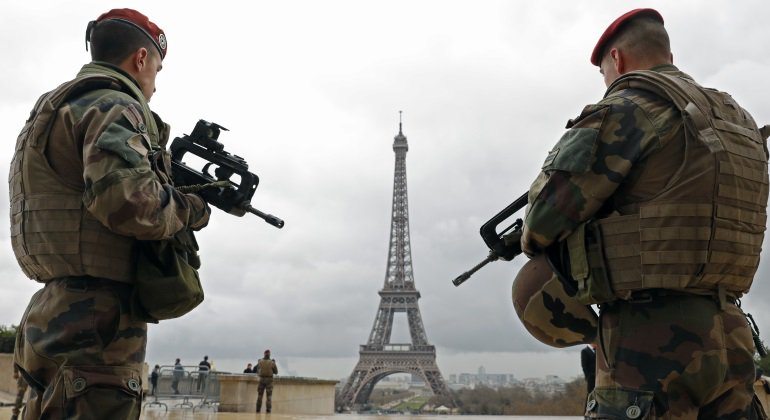 Paris'te askerlerin üzerine araç süren saldırgan yakalandı