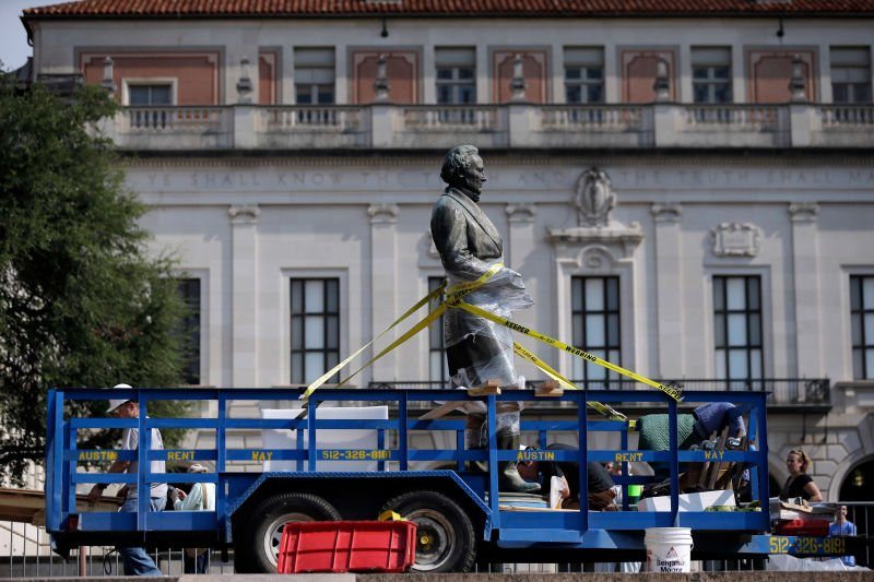 Teksas Üniversitesi, Konfederasyon liderlerine ait heykelleri kaldırıyor