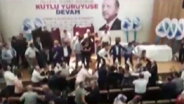 VİDEO | AKP'liler 'Dombıra' eşliğinde yumruk yumruğa kavga etti: İşte o görüntüler...