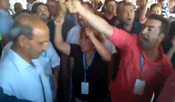 AKP'de kavga: İl Başkanı kongreyi terk etti
