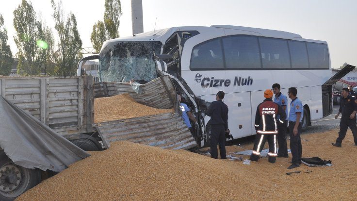 Ankara'da yolcu otobüsü TIR'a çarptı: Ölü ve yaralılar var