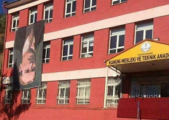 Atatürk portresi okul binasına böyle asıldı!