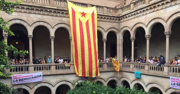 VİDEO | Binlerce öğrenci Barcelona Üniversitesi'ni işgal etti