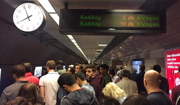 Kadıköy metrosunda yine arıza: Yolcular isyan etti