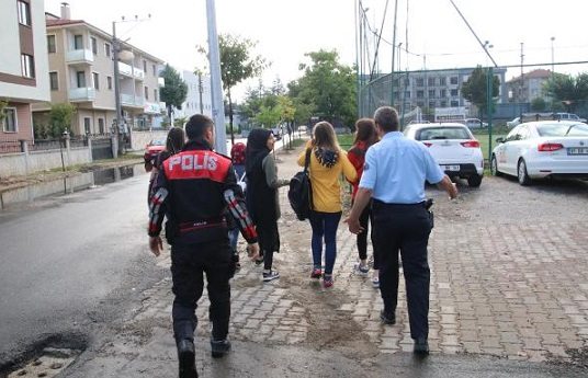 'Süleyman Soylu' kanunları: Okula gitmeyen öğrenciler polis zoruyla götürülüyor