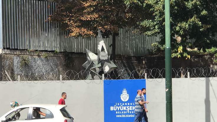 Beyazıt Meydanı'nda bulunan Turan Emeksiz anıtının etrafı bariyerlerle çevrildi!