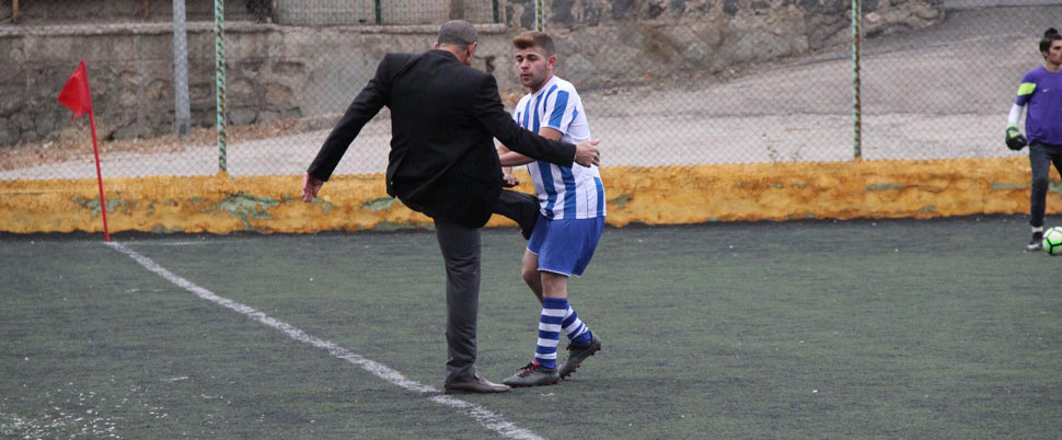 Kulüp Başkanı maç esnasında futbolcusunu tekmeledi