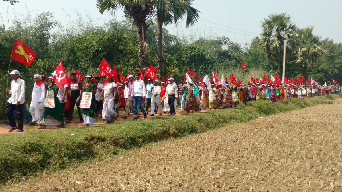 Hindistan'da binlerce komünist yürüyüşe geçti