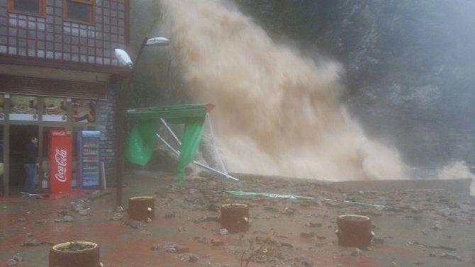 Rize'de sel: 1 kişi hayatını kaybetti, belediye binasını su bastı