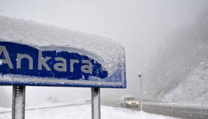 Ankara'ya yılın ilk karı düştü