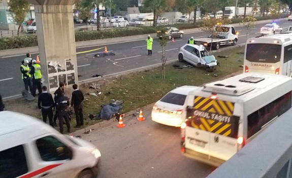 Polis aracı beton bariyere çarptı: 2 polis hayatını kaybetti