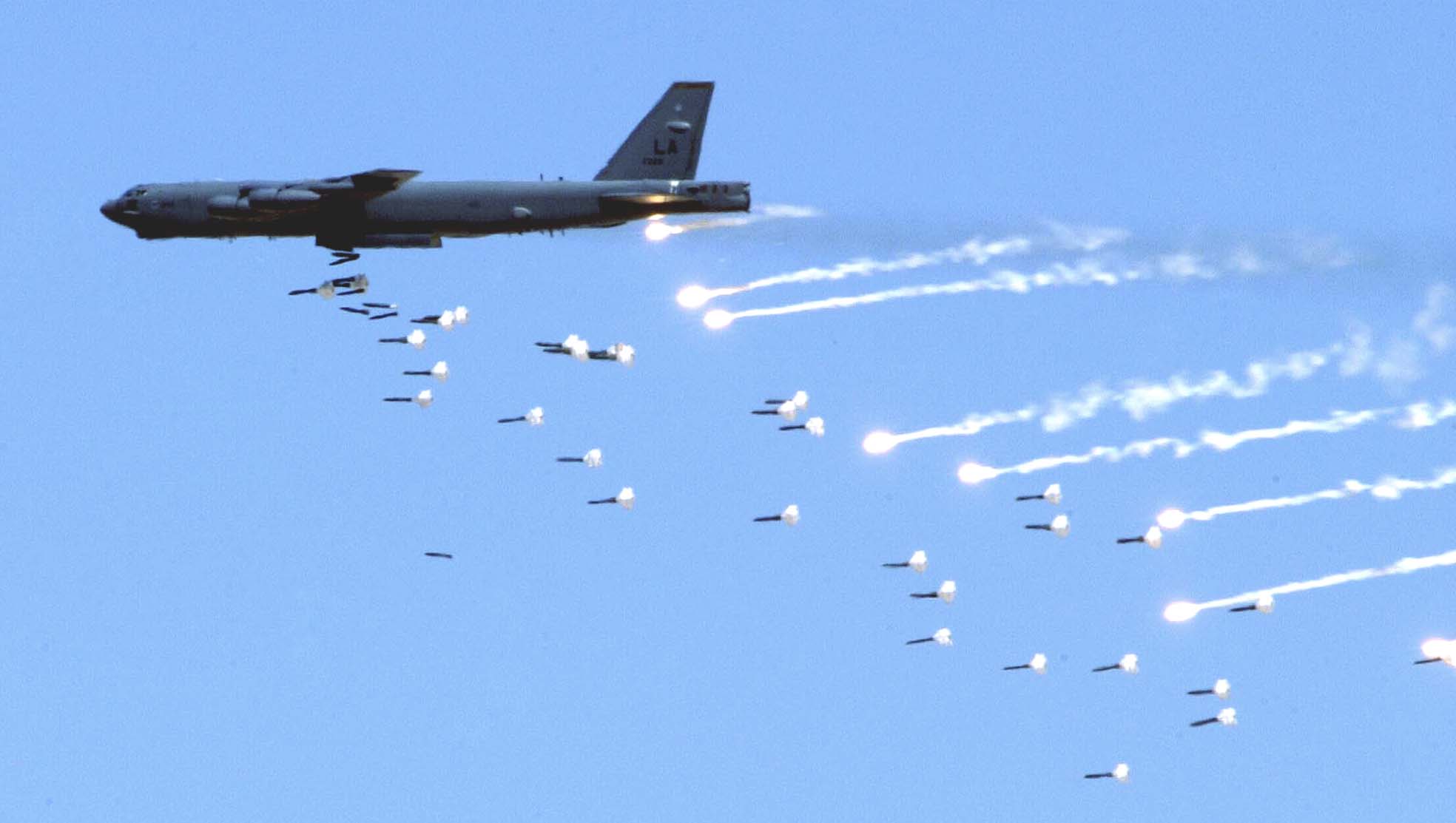 ABD Soğuk Savaş'tan beri ilk defa B-52 bombardıman uçaklarını havalandıracak