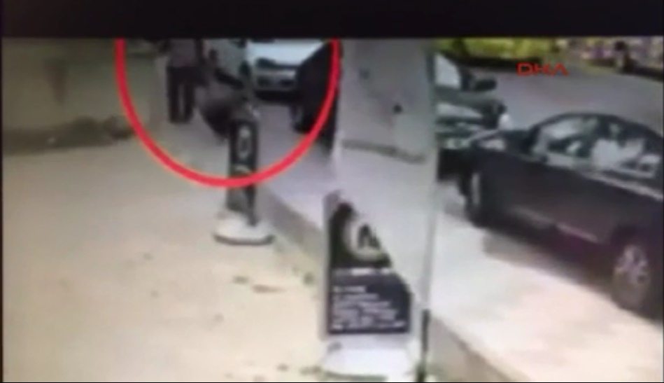 VİDEO | Kadın düşmanı saldırgan hem suçlu hem güçlü: Omuz attığı kadına bir de yumruk attı!