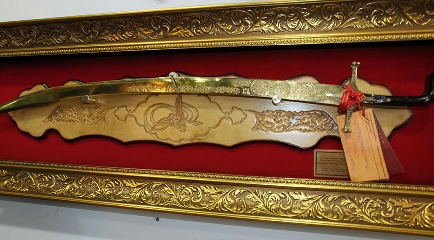 Erdoğan'ın tek eksiği buydu: Altın kaplama 'Kanuni kılıcı'