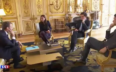 Fransa Cumhurbaşkanı Macron'un köpeği Elysee Sarayı'nda görüşme sırasında şömineye işedi