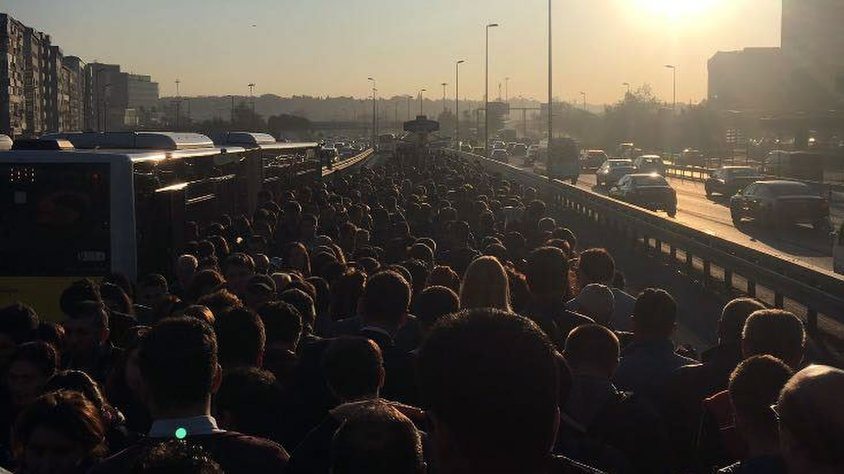 İstanbul'da metrobüs yolcuya çarptı