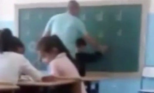 VİDEO | Harfi yazamayan öğrencisini dövdü