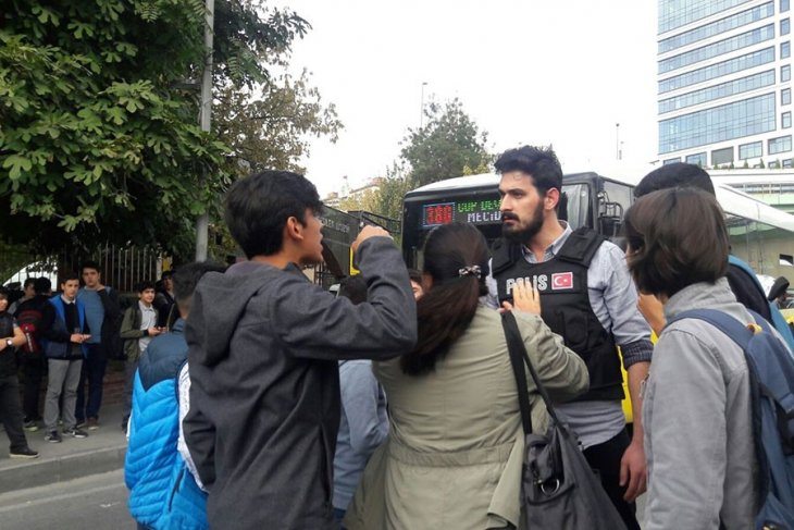 VİDEO | Polis saldırdı, ülkücüler tehdit etti: Şişli EML öğrencileri okulları için eylemdeydi