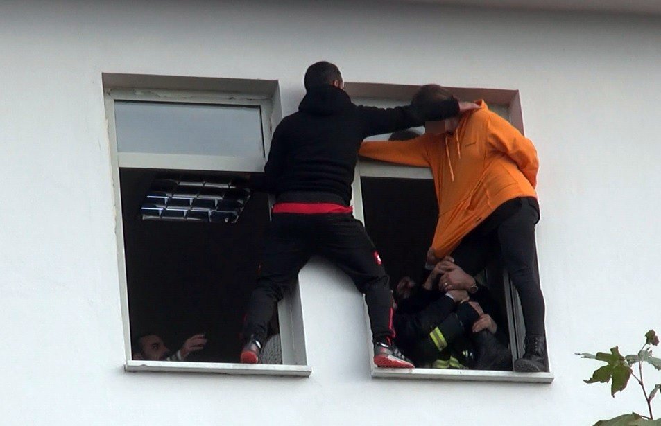 Lise öğrencisi pencereye çıkarak intihar etmek istedi