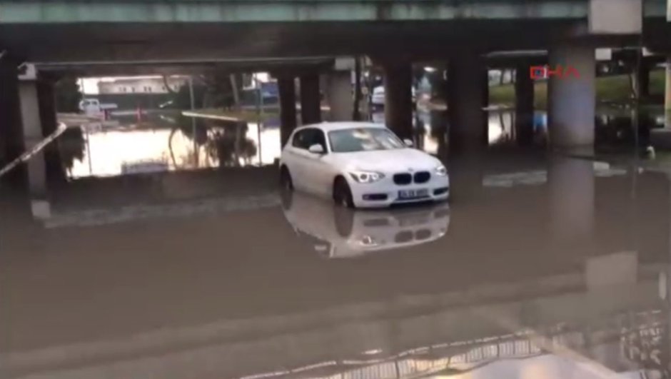 Yağmursuz İstanbul'da araçlar sular altında kaldı