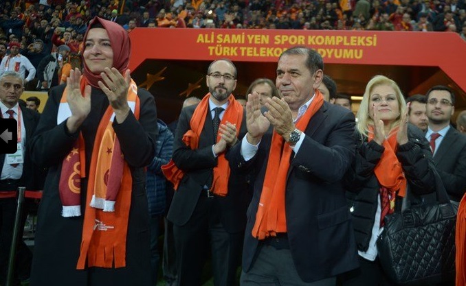 Aile Bakanı Sayan Kaya, kadına şiddete karşı 'farkındalık' için maça geldi
