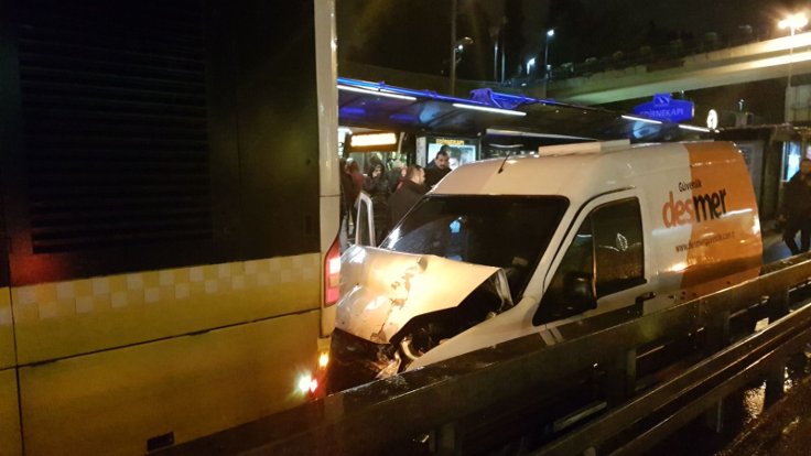 Metrobüs yolunda kaza: Olay yerine sağlık, itfaiye ve polis ekipleri sevk edildi