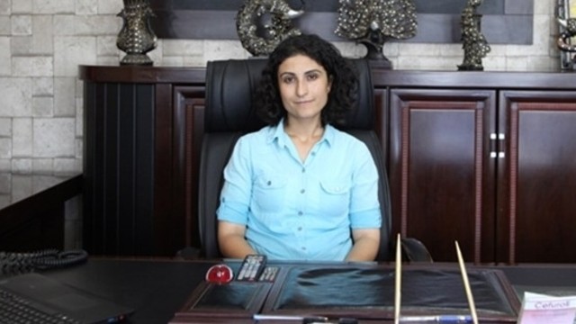 Özalp Belediye Eş Başkanı evine yapılan baskınla gözaltına alındı