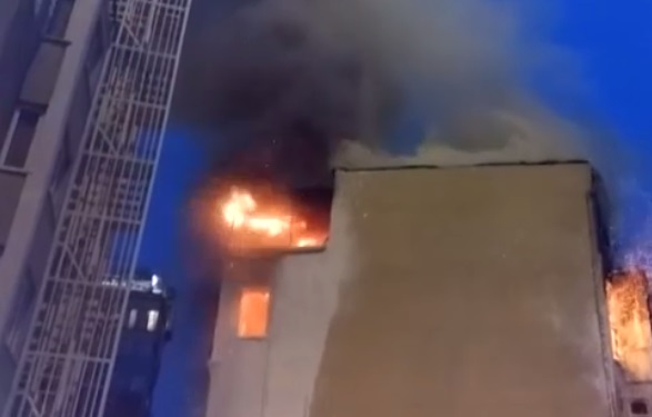 Taksim'de cami inşaatının yanındaki binada yangın