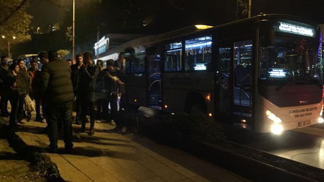 Otobüs şöförü para vermek istemeyen yolcuları sopayla dövdü!