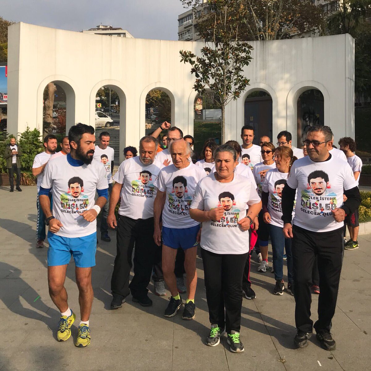 İstanbul Maratonu'nda Ali İsmail Korkmaz tişörtlerine müdahale