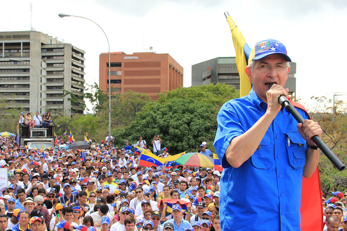 ABD destekli 'muhalif' lider Kolombiya'ya kaçtı