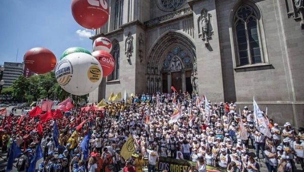 Brezilya'da çok sayıda işçi, yeni hazırlanan Çalışma Kanunu'nu protesto için sokakta