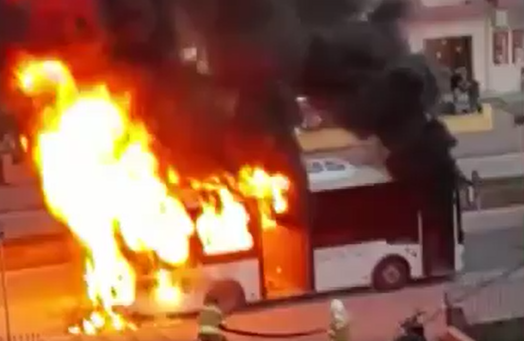 VİDEO | Çanakkale'de seyir halindeki otobüs alev aldı