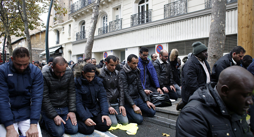 Fransa'da sokakta namaz kılmak ve dua etmek yasaklanıyor