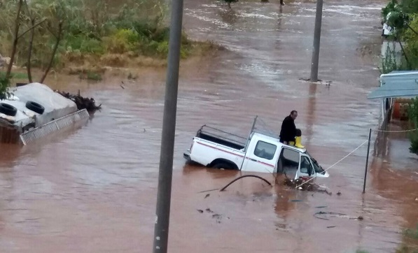 Mersin'de sel: Araçlar sulara kapıldı