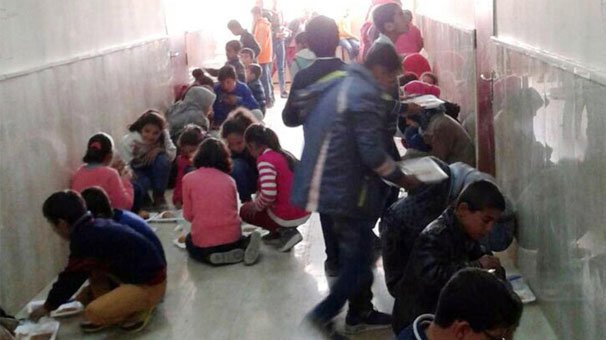 İşte yeni Türkiye'de eğitim: Bin 600 öğrenci yemeklerini koridorda beton zemine oturarak yiyor