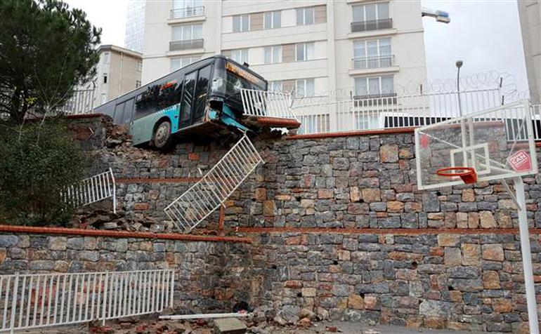 İstanbul'da faciaya ramak kala: Okul bahçesine giren otobüs havada asılı kaldı