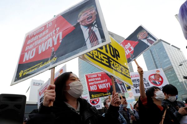Trump binlerce Güney Koreli tarafından protesto edildi