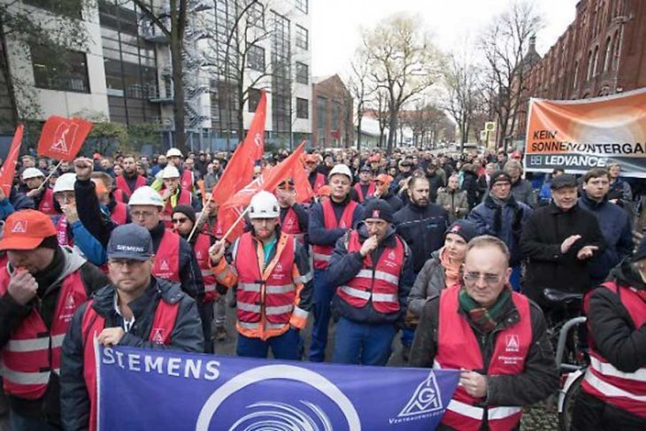 Berlin'de Siemens işçilerinden protesto gösterisi