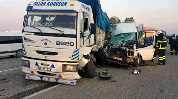 İşçi servisi kamyonla çarpıştı: 1 işçi hayatını kaybetti, 27 kişi yaralandı