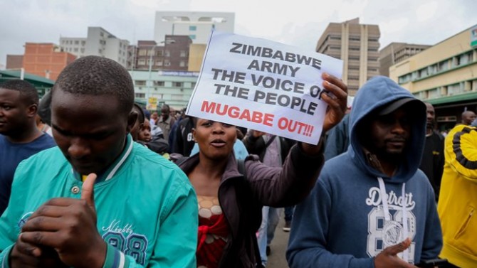 Zimbabve'de askeri darbe yanlıları sokağa çıktı