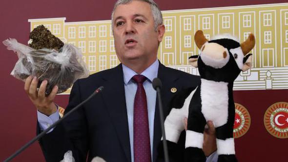 CHP milletvekili Tarım ve Hayvancılık Bakanı'na tezek gönderdi