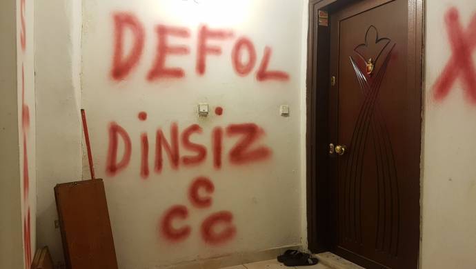 Bu kez İstanbul: Kimliklerinden 'İslam' ibaresini sildiren ailenin kapısına 'üç hilal'li, gerici yazılamalar!