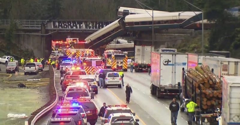 ABD'de facia: Yolcu treni köprüden geçerken raydan çıktı
