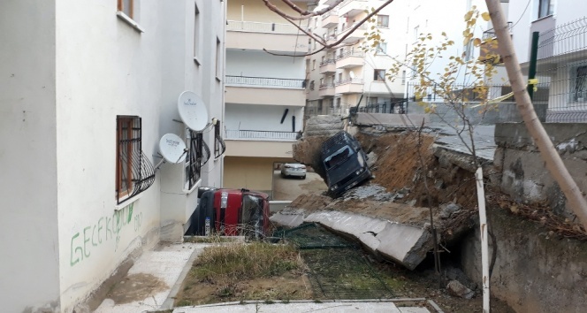 Ankara toprak kayması: Park halindeki 2 araç göçük altında kaldı