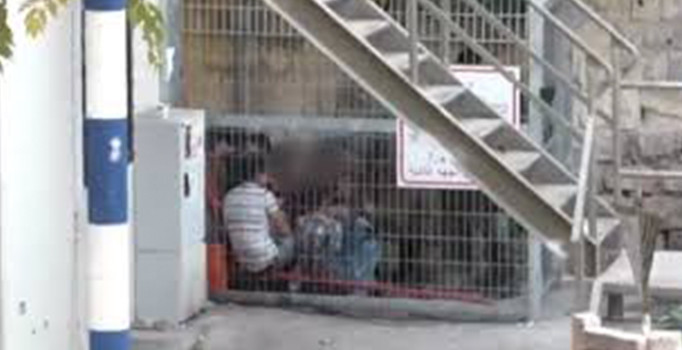 Skandal: İsrailli askerler küçük çocukları tutuklayıp kafese koydu