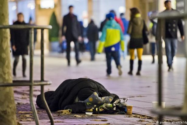 Evsizlere ceza: Gerekçe sokakta yatmak