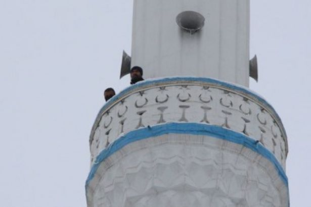 Maaşlarını alamayan işçiler minareye çıkıp intihar girişiminde bulundu
