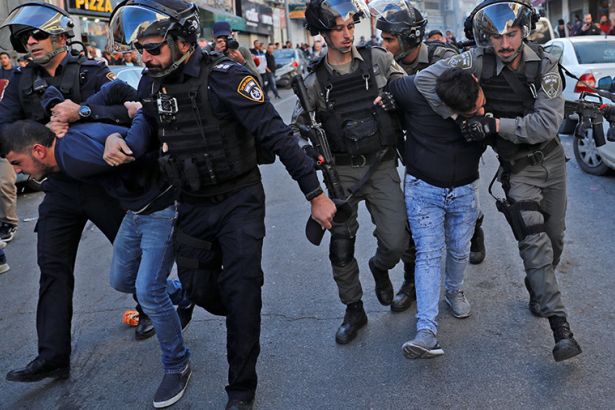 İsrail güçleri 12 Filistinliyi gözaltına aldı