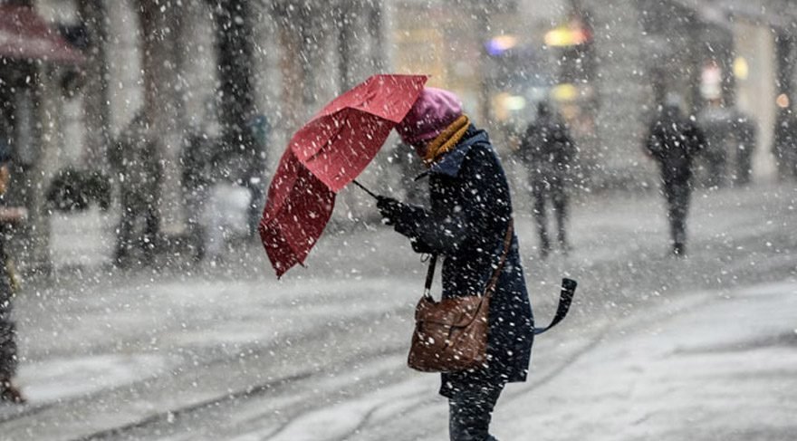 İstanbul'da kar yağışı başladı: Seferler iptal